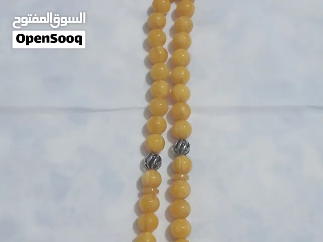 أناقة التفاصيل وهيبة الحضور  مسبحة بلون أصفر ملكي يجمع بين بساطة التصميم والسعر بس 25000 ألف ليرة