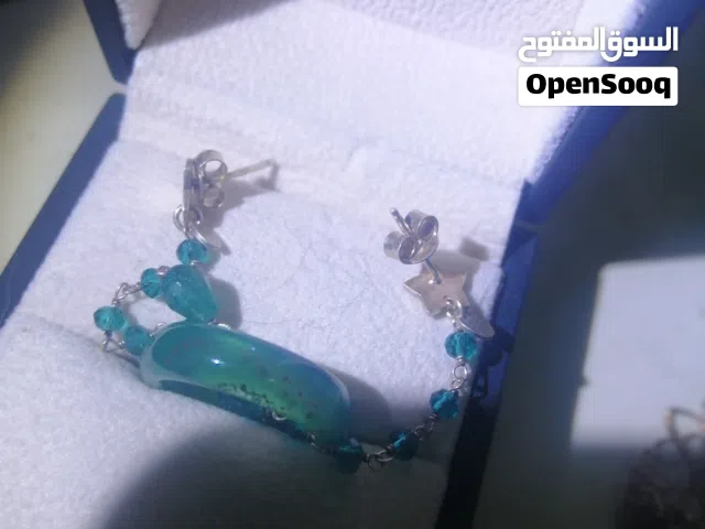 حلق فضة مطلي بحجر زمرد ودبلة يشم حجر وسوار