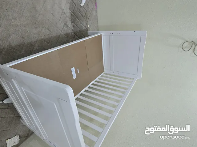 للبيع سرير أطفال مستعمل استعمال نظيف