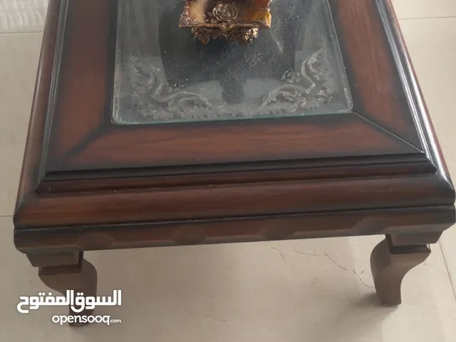 طقم كنب ضيوف مع طاولات وسط