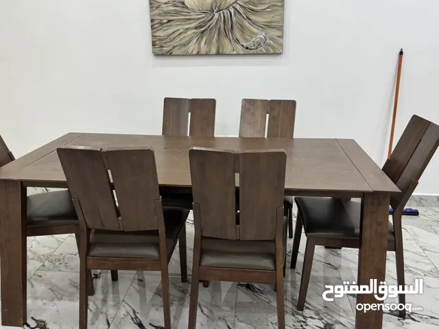 طاولة طعام نظيفه