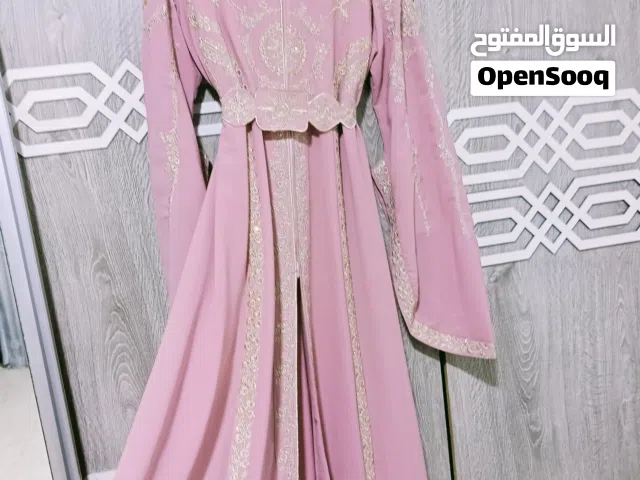 قفطان مغربي وفساتين للبيع لبسة وحدة ساعتين بلبس لوزن 100