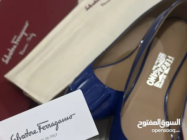 حذاء نسائي فاخر باللون الازرق ماركة salvatore ferragamo