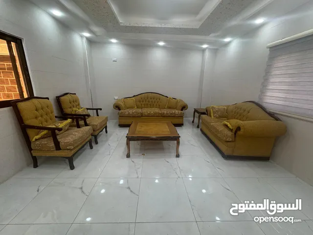 طقم كنب مع طقم طاولات نظيف