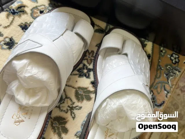 نعال فيناء مخزنة شبة جديدة مقاس 41