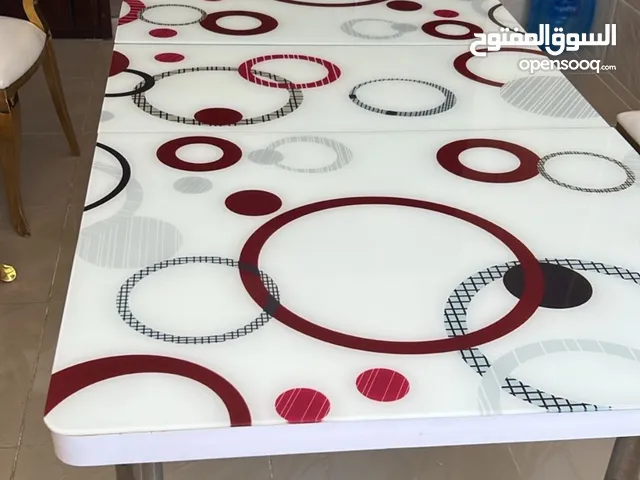 طاولة سفرة بحالة جيدة وجه سكريت ارجل كروم