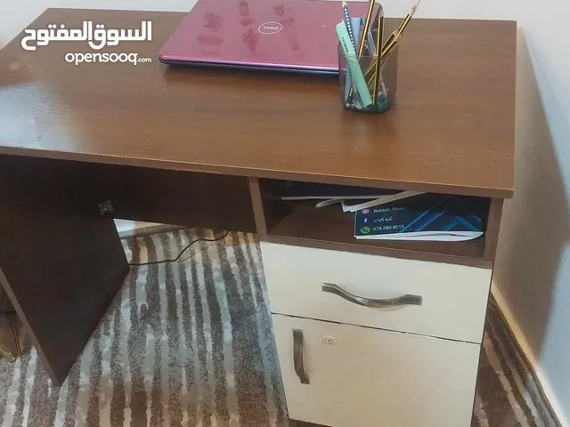 مكتب مع كرسي