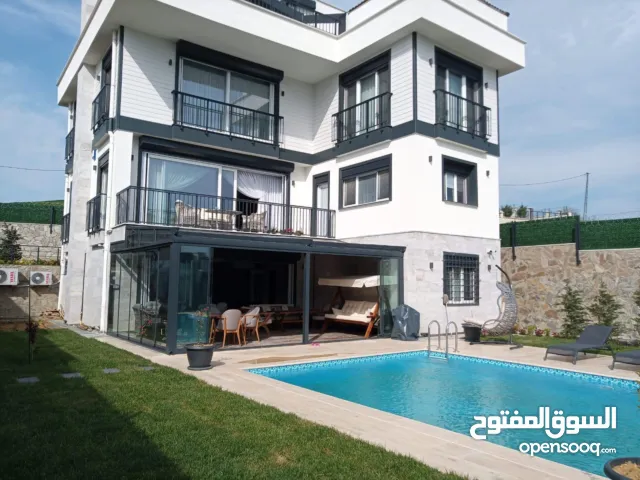 590 m2 5 Bedrooms Villa for Sale in Istanbul Büyükçekmece