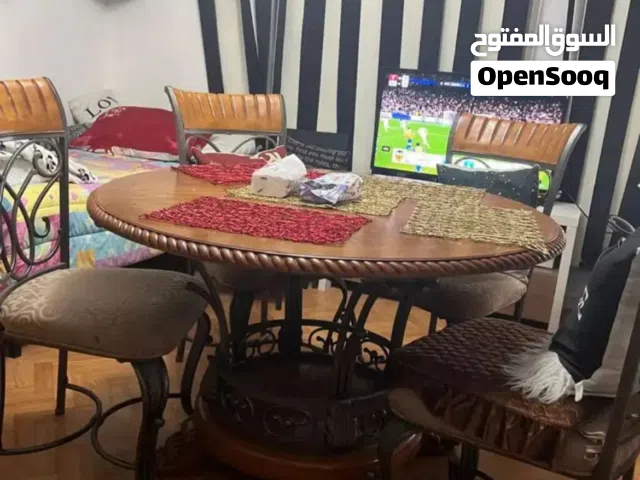 طاولة سفرة خشب سويدي.واربع كراسي مزخرف بالحديد مع بوفيه للتقديم من مفروشات المطلق