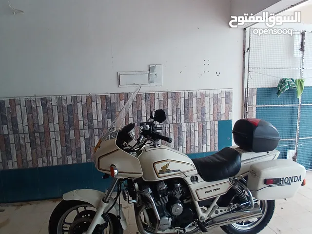 هوندا  سي بي اكس750 سيسي مكنسلة من مزاد الشرطة تم استيرادها عمان 2015