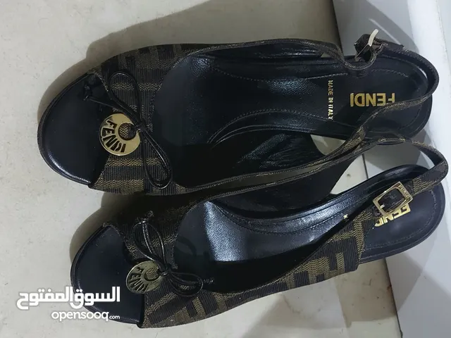حذاء فندي للبيع