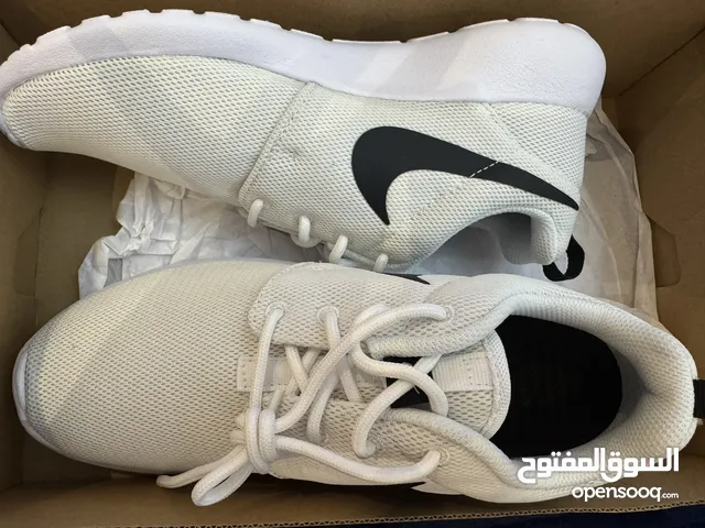 New original white Nike shoes size7