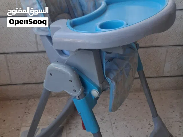 كرسي طعام بحالة ممتازة قابل للطي.وسهولة الحركة