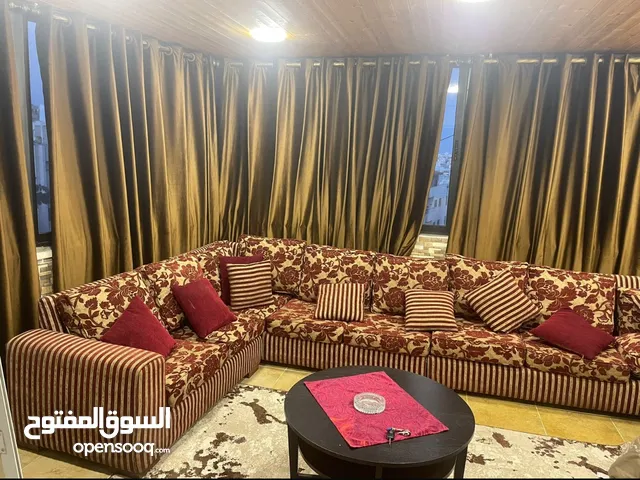 روف مفروش للإيجار بأم السماق مكون من غرفة وصالة كبيره ومطبخ راكب خشب زان وحمام