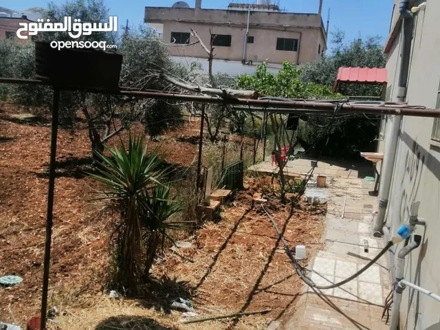 منزل للبيع مكون من اربع غرف وصالة وثلاث حمامات وبيرين ماء وجورة امتصصيه