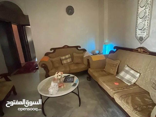 غرفة جلوس مكونة من سبع مقاعد
