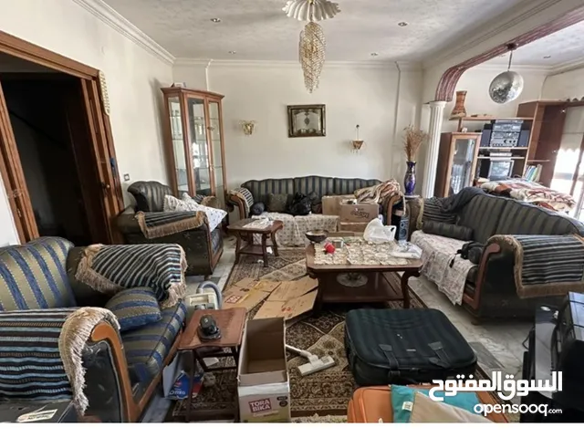 غرفة جلوس كلاسيك فاخرة بحالة ممتازة مع طاولات تقديم وقطع سجاد فاخر
