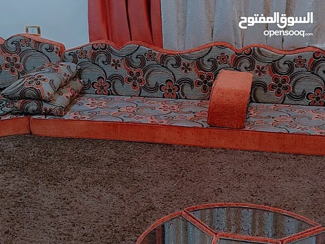 غرفة ضيوف فراش مستعمل قياس الغرفة 4.5 / 5 بتكون من 5 فرشات و3 زوايه و7 مراكي لونه قرميدي