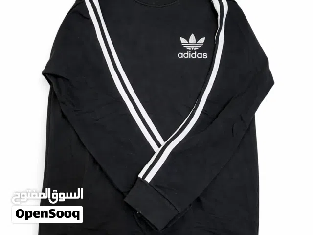 تيشيرت أسود رياضي بحالة ممتازة نظيف جدًا، بدون تمزق أو بقع بسعر مناسب و قابل للتفاوض