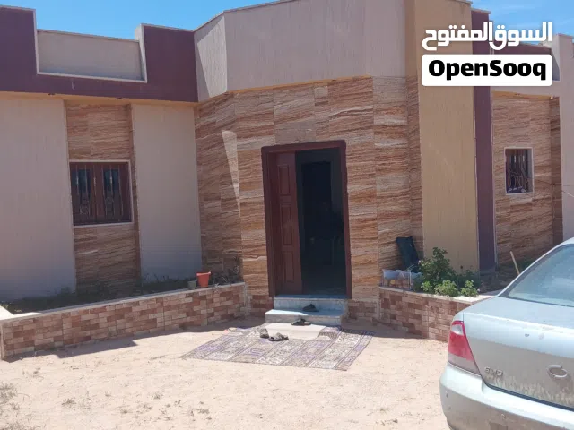 ارض بها استراحة بمنطقة السائح