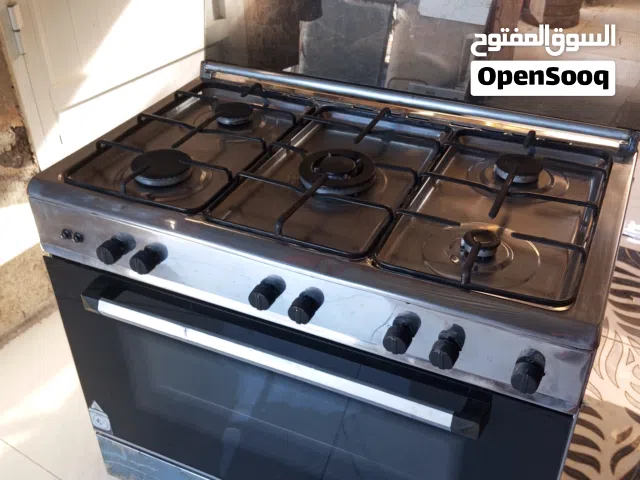 5 burner gas oven neat and clean excellent working