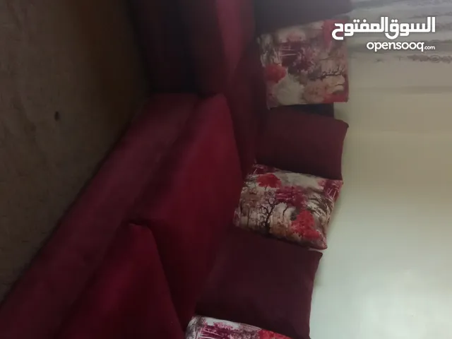 كورنر مع ثلاثية حجم كبير للبيع مع طاولة وسط