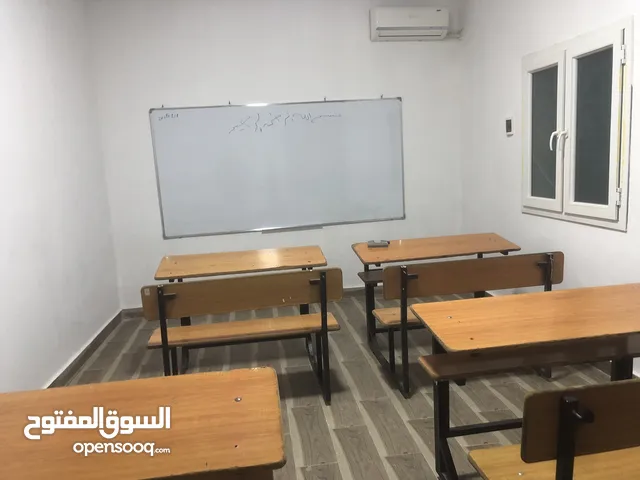 مقاعد مدرسية مع صبورة كبيرة