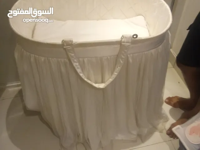 سرير رضيع نضيف