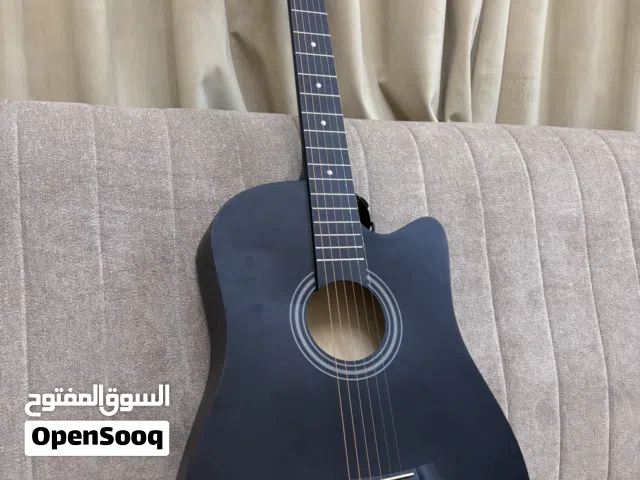جيتار شبه جديد مع شنطة وحزام ضهر