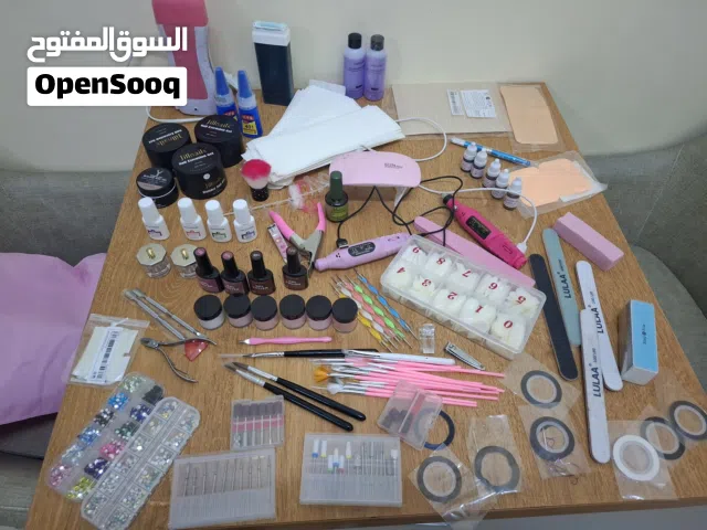 مستلزمات اظافر 4 الوان مختلفه وجهاز واكس مع ملحقاته ومواد مايكوبليدينج