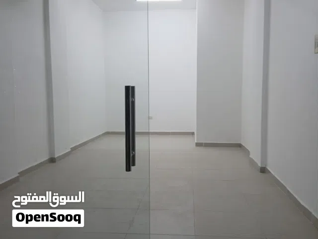 محل للايجار بالمعبيله الصناعيه مساحه 50 متر يصلح مخزن او نشاط لايحتاج واجهه الايجار 150 ريال