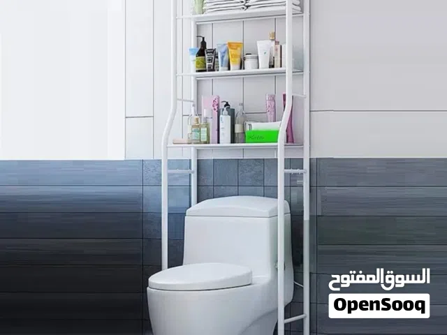 رف للحمام بشكل مرتب وجميل باللونين الاسود والابيض