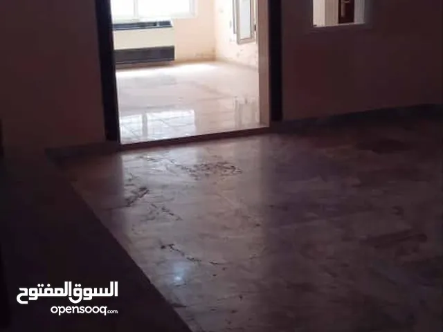 شقة أرضية تجارية خدمية عالرئيسي في بلعون مقابل بالة للمشويات