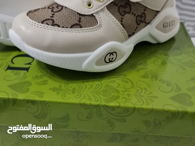 أحذية جديدة - 2 رجالي و واحد للاطفال مقاس 31