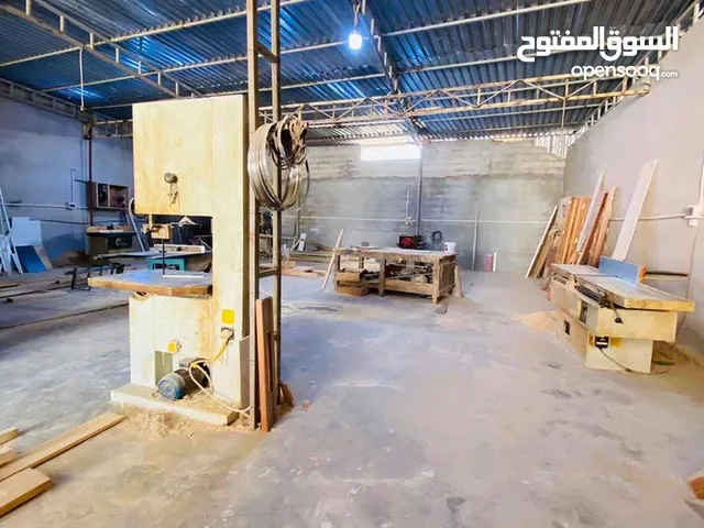 ورشه نجاره للبيع 6قطع المكان عين زاره بالقرب من الملكيه مول ملاحظه المكينات كلهم شغالات