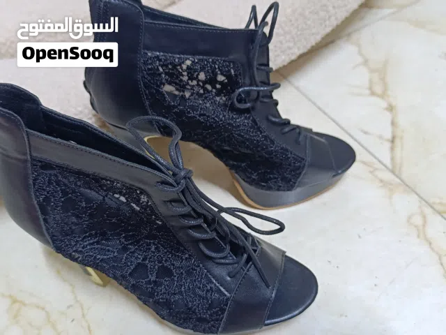 كعب عالي ديزاين رقي مع لمسات ملفتى