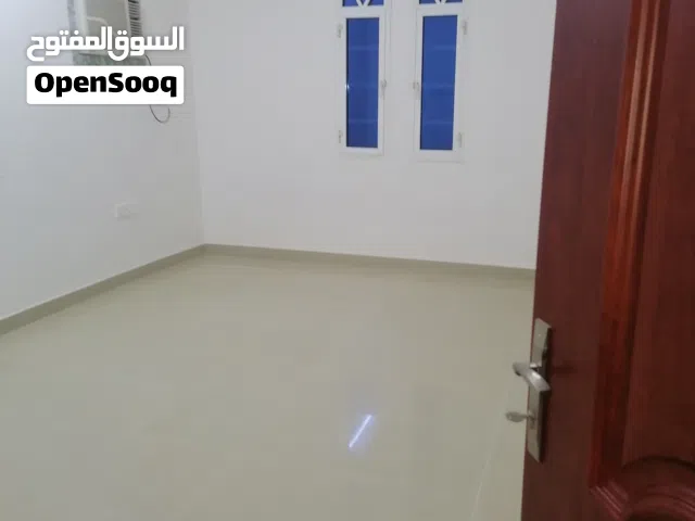 استوديو شامل الكهرباء والماء مكون من غرفة وصالة ومطبخ ودورة مياه كبيرة وبالكونة مكيف سيبليت
