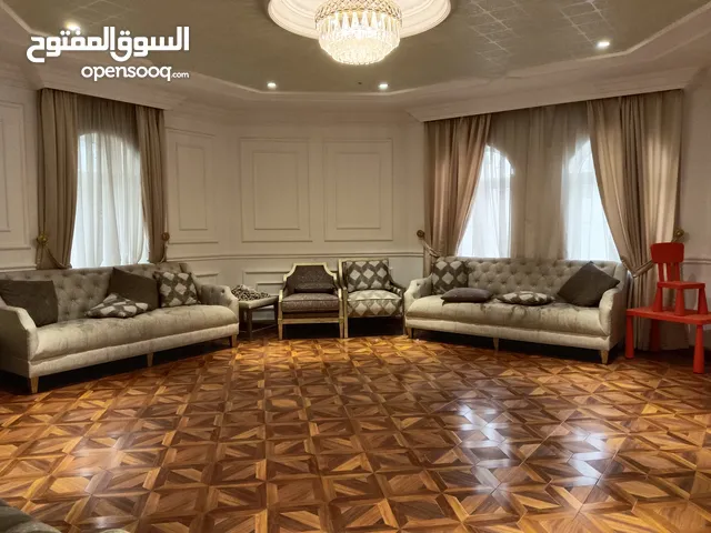 للبيع بسعر الأرض. فيلا مميزة في سعرها وموقعها . العزيزيه