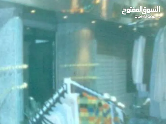 محل بابين بينهما قاطع وباب ويوجد باب داخلى