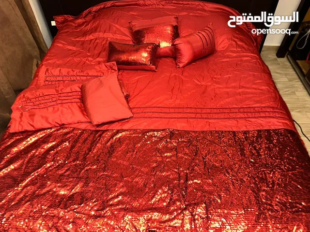 طقم سرير مكون من لحاف وغطاء مخدتين وملابه وثلاث مخدات صغيره