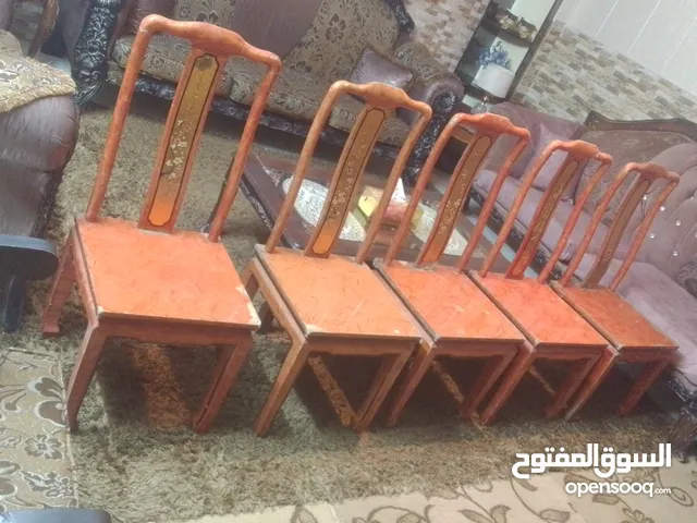 خمس كراسي طاوله سفره يعني بحاله جيده خشب ثقيل