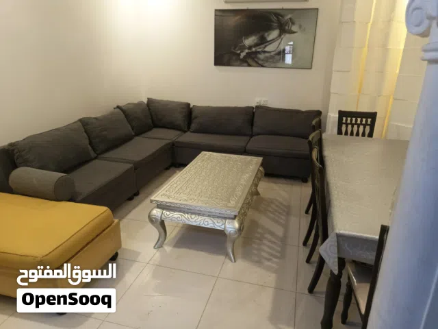 (طاولة طعام ماليزي 8 كراسي)شبيه الجديدة استخدام 6 شهور
