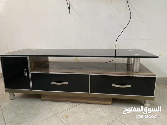 طاولة تلفزيون بسطح زجاجي سميك