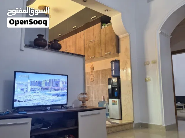 منزل على الطريق الرئيسى بمشروع الهضبه جزيره العمال به عدد 2محلات مساحه كل واحد 5×8 يوجد به قراج ل4 س