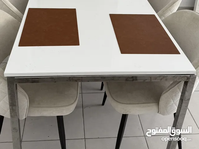 طاولة سفرة شبه جديدة. بحالة ممتازة للبيع في دبي