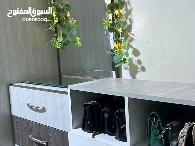 خزانه احذية +5دروج مع مراي مستعمل شبه جديد وشكل انيق وجميل جدا