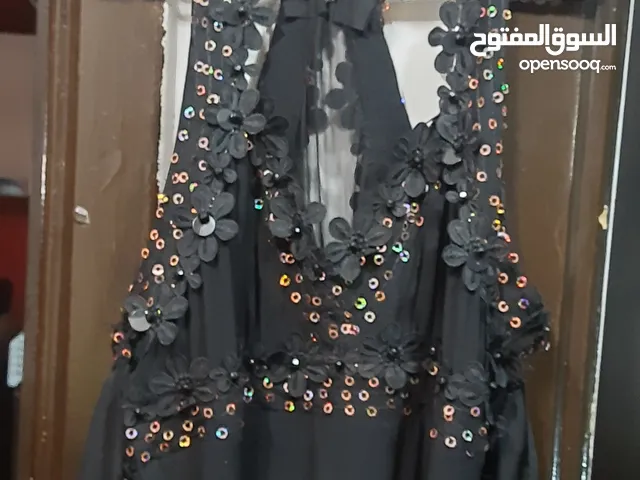 فستان سواريه اسم مطرز ينفع لحد رفيع مستعمل لم يستخدم بعد لسه جديد بحالته .. للبيع بمناسبة العيد ب750