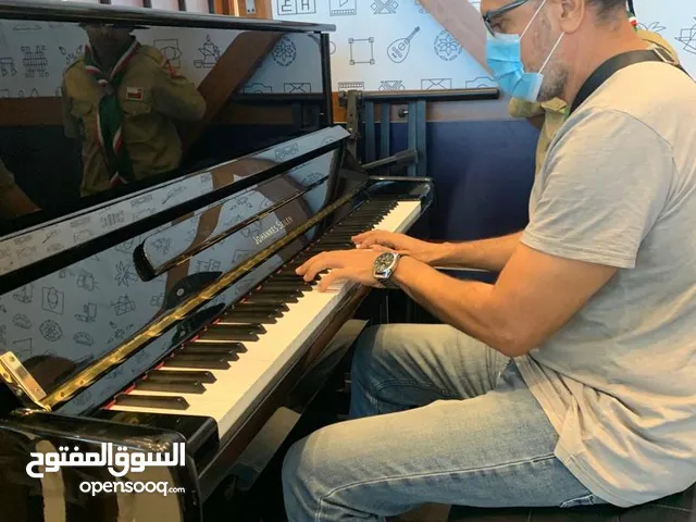 مدرس موسيقى حاصل على الدكتوراه من جامعة القاهرة موجود في مسقط خيره في التعليم الثانوي