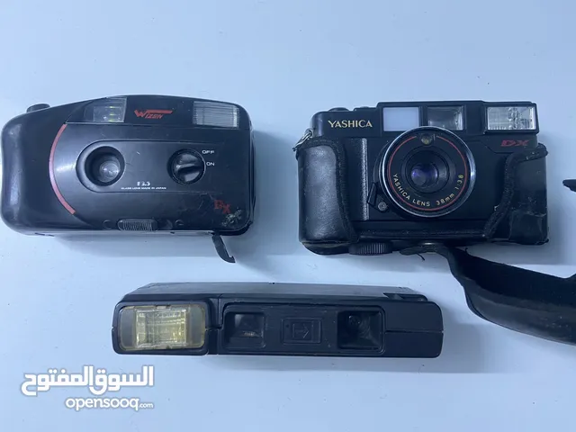 ثلاث كاميرات قدام تخزين فيلم