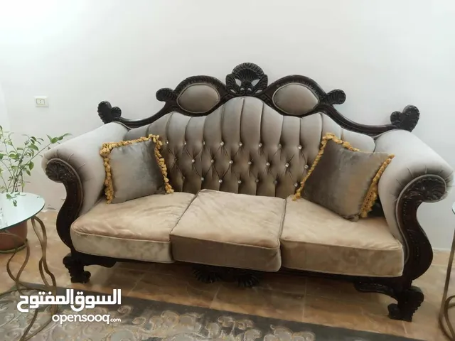 طقم كنب 7 مقاعد بحالة الوكاله خالي من الكسور ويوجد معاينه قبل الشراء بسعر 350 سعره قابل للمفاوضه